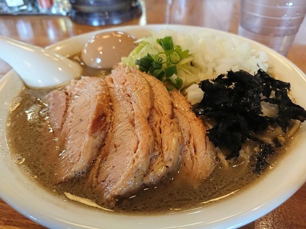 「濃厚煮干しそば中 チャーシュー味玉」@中村屋総本山の写真