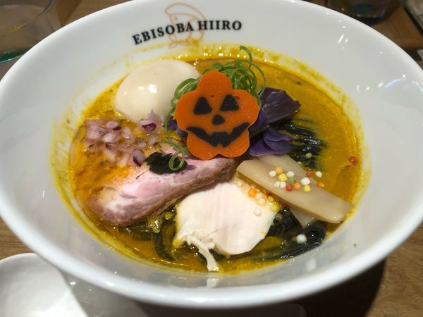 「ハロウィン限定麺「Jack-o'-Lantern」+味玉」@えびそば 緋彩の写真