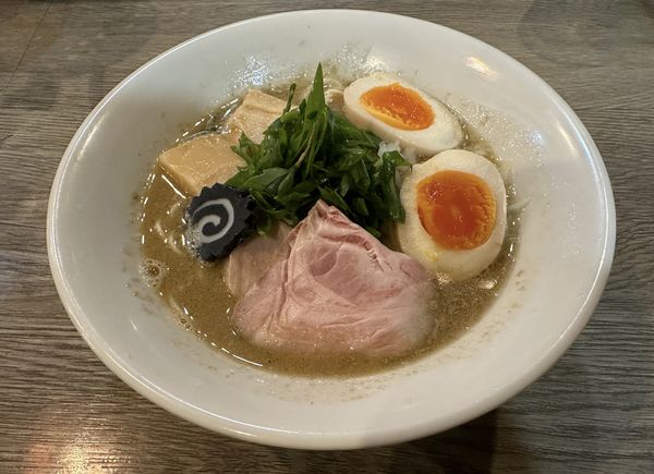 「コイニボ830円＋煮卵100円+和え玉220円」@ニボシラァメン コハクの写真