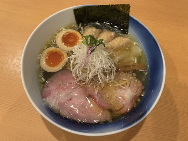 「わんたん塩らぁめん＋無料クーポン味玉」@らぁめん倉井の写真