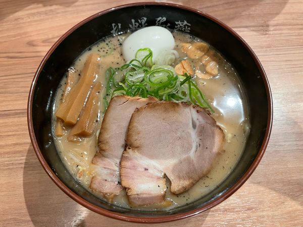 「我流札幌塩らーめん(¥900)日本一のトロ塩味玉子(¥200)」@札幌飛燕の写真