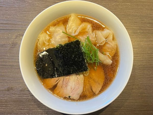 「醤油ワンタン麺」@支那そばや 本店の写真