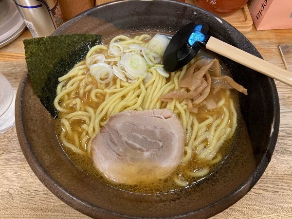 「醤油らーめん　大盛り860円」@つけ麺屋 やすべえ 新宿店の写真