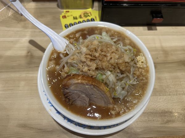 「ラーメン(麺少なめ.ニンニク少なめ.背脂増し) 850円」@麺屋 敬 京成小岩店の写真