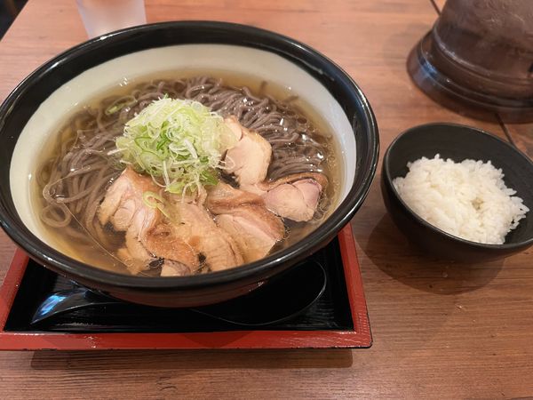 「温かい肉そば　大盛　850円」@肉そば家 笑梟の写真