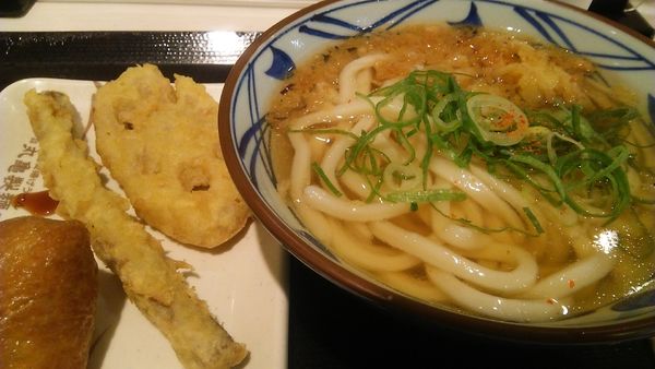 「かけ（並）冷 340円＋ごぼう天 70円＋れんこん天 120」@丸亀製麺 ニッケコルトンプラザ店の写真