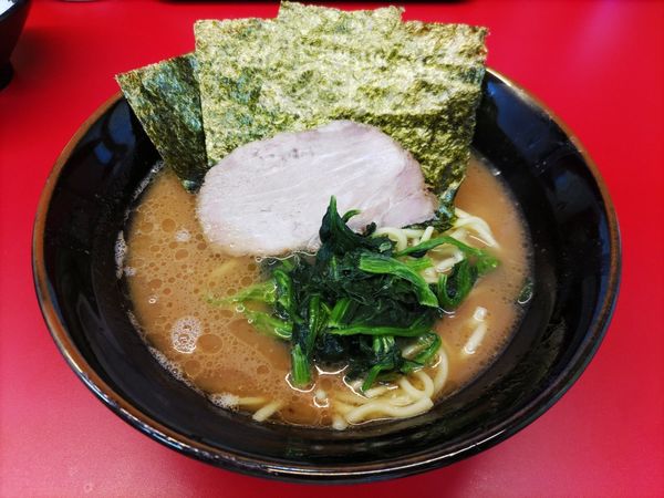 「ラーメン（並）+ライス少なめ+鶏油多め」@横浜ラーメン 山本家の写真