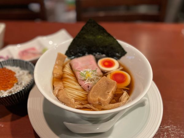 「津軽煮干し中華蕎麦（味玉入り）¥900」@酒肴場 屯の写真