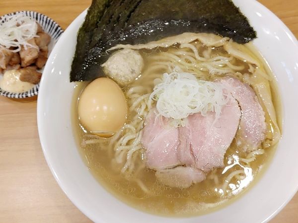 「塩らーめん＋燻製たまご＋のり＋炭ちゃん」@しののめヌードルの写真