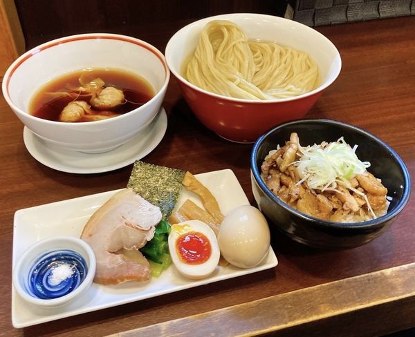 「つけめん＋麺大盛り＋ワンタン＋チャーシューご飯」@とものもとの写真