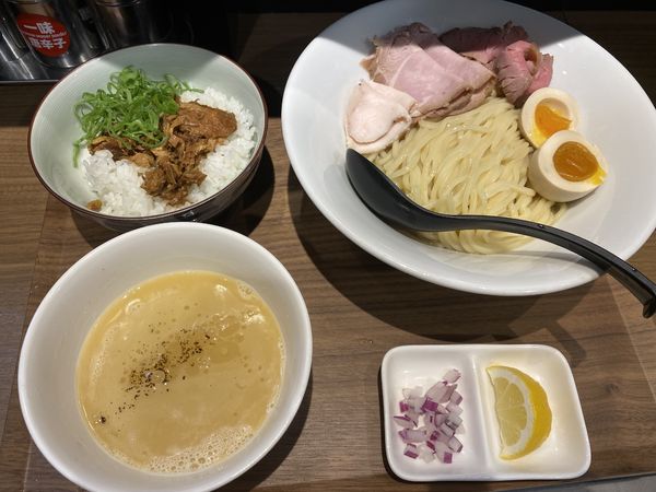 「特製鶏ゅつけ麺+牛豚鶏魯肉飯 1300+350」@東京スタイル鶏らーめん ど・みそ鶏の写真