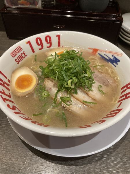 「とんこつラーメン・半熟味玉（８５０円）」@希望軒 あまがさきキューズモール店の写真