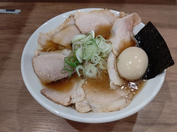 「味玉肉増し煮干しト鳥ノ中華そば(黒・並盛)1,400円」@煮干拉麺 小烏丸 問屋町店の写真