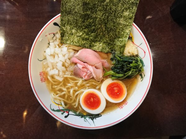「豚骨醤油ラーメン（並盛160g）＋味玉」@こいけのいえけいの写真