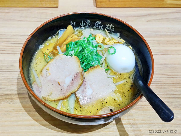 「我流飛燕塩らーめん（＋日本一のトロ塩味玉子）」@札幌飛燕の写真