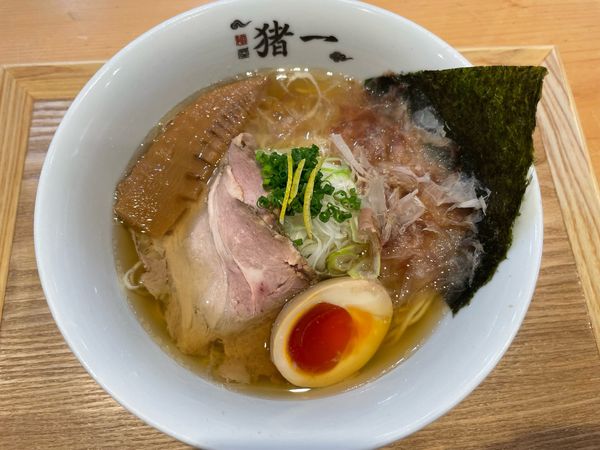 「出汁そば白(¥1,200)赤玉味付け玉子(¥100)」@麺屋猪一 本店の写真