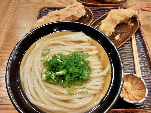 「冷かけうどん中+ちくわ天海老天」@丸香の写真