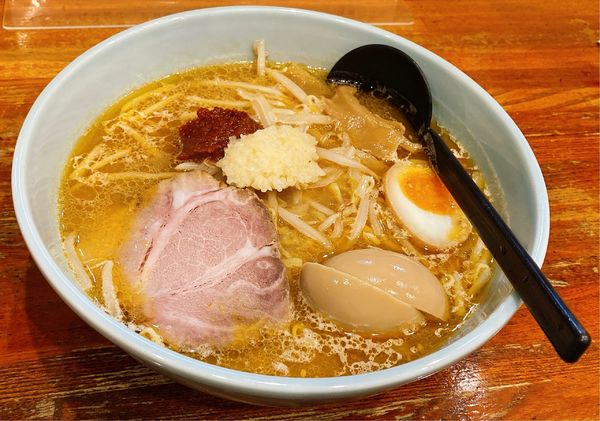 「美春辛味噌らーめん(ギザミにんにく)＋味付煮玉子」@らあめん美春の写真