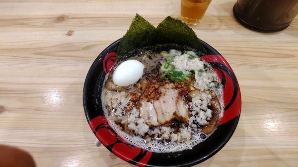 「特製黒豚骨ラーメン背脂」@博多 雷龍の写真