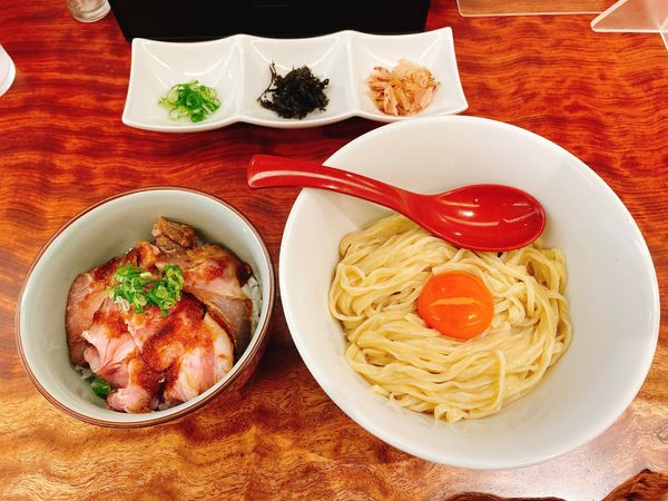 「冷水塩昆布水のTKM +豚飯」@三馬路 東京店の写真