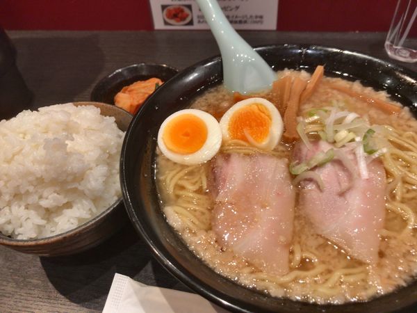 「背脂ラーメン＋ランチセット」@ラーメン大至の写真