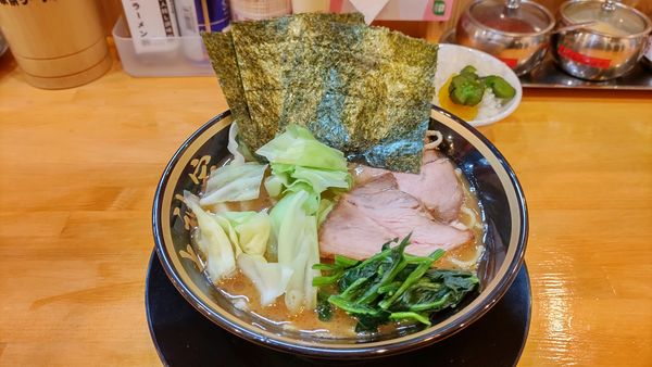 「ラーメン+キャベツ」@横浜家系ラーメン 大神家の写真