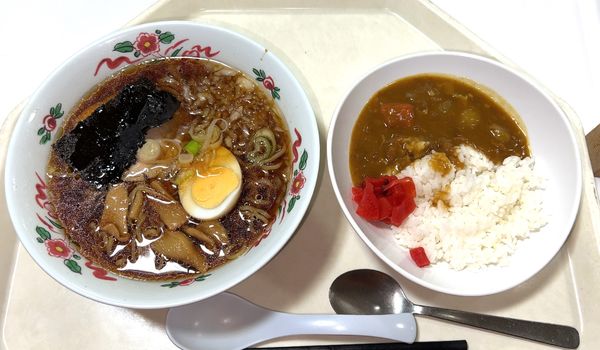 「八王子ラーメン440円＋ミニカレーライス240円」@八王子市役所食堂の写真