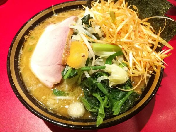 「ラーメン中盛、野菜盛と辛白髪ネギ」@厚木家の写真