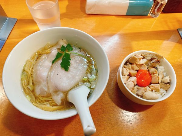 「トビウオの塩ラーメン+親子丼」@らぁ麺 はやし田 池袋店の写真