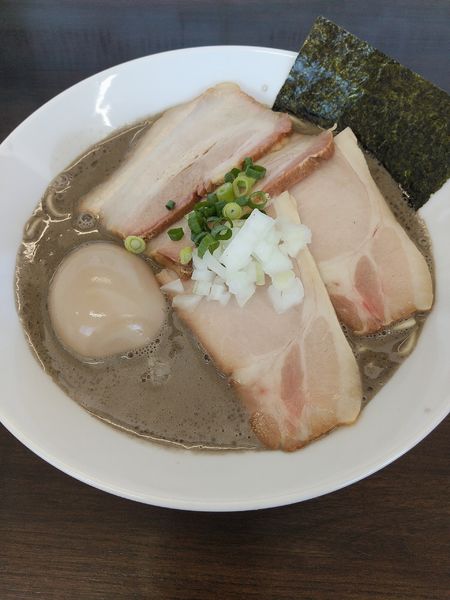 「濃厚煮干ソバ(トッピング：味玉、チャーシュー)」@三和 中華ソバ店の写真