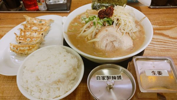 「味噌ラーメン大盛・餃子(ライス・生姜・自家製辣醤)」@麺家 徳 アトレ川崎店の写真