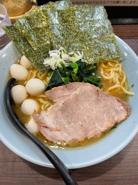 「らーめん（麺増量）+うずらの玉子」@横浜家系らーめん侍 渋谷本店の写真