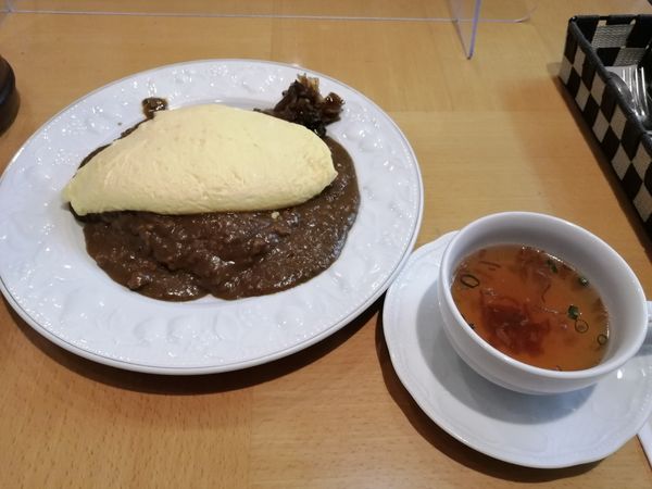 「ドライカレーオムレツのせ スープ付き 1200円」@神田ルー・ド・メール Loup de merの写真