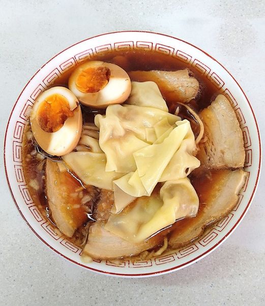 「チャーシューワンタンメン 900円＋玉子 100円」@ラーメン 天一の写真
