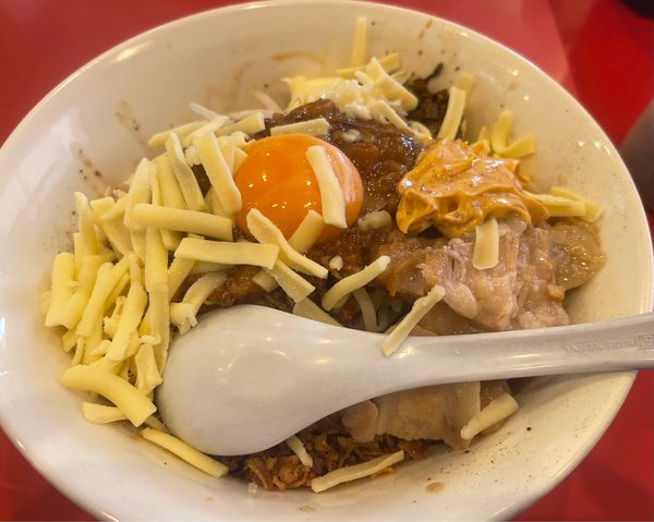 「まぜそば＋チーズ＋辛マヨ」@豚ゆうの写真