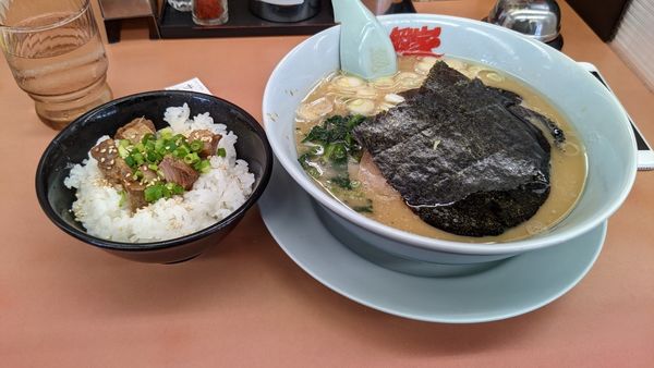 「醤油ラーメン　コロチャー丼セット」@ラーメン山岡家 上尾店の写真