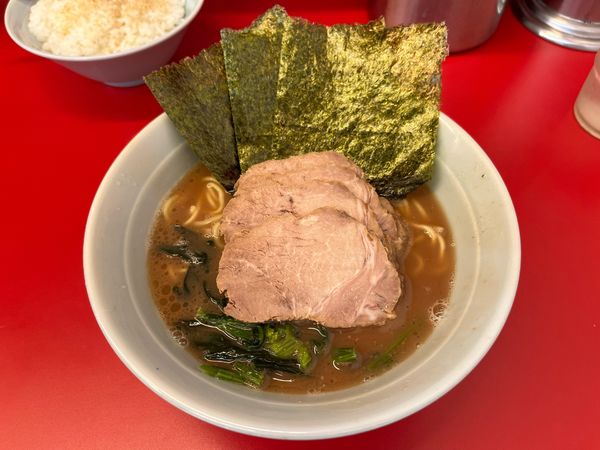 「チャーシューメン、硬め少なめ薄めライス950円」@横浜ラーメン 武蔵家 東名川崎店の写真
