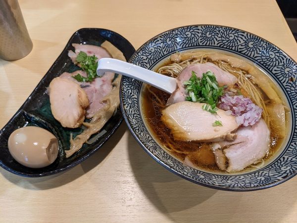 「鴨と上州地鶏　中華そば　特製1050円」@鴨と上州地鶏 中華そば 鷹の写真