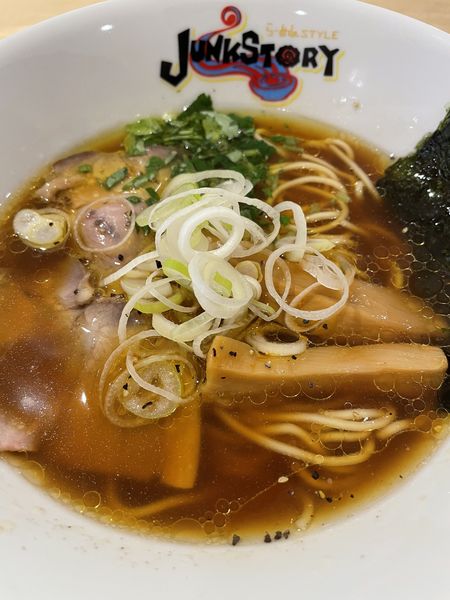「醤油ラーメン」@らーめんSTYLE JUNK STORY 阪急三番街店の写真