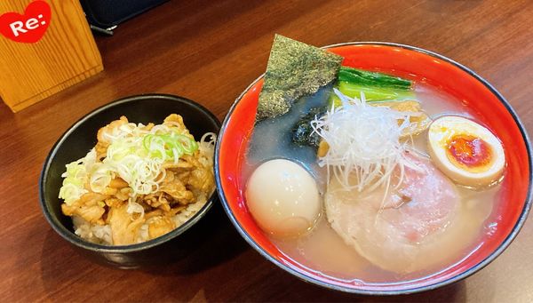 「塩らーめん＋味玉＋チャーシューご飯」@とものもとの写真