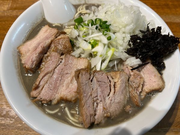 「極濃厚煮干そば+チャーシュー+玉ねぎ」@中村屋総本山の写真