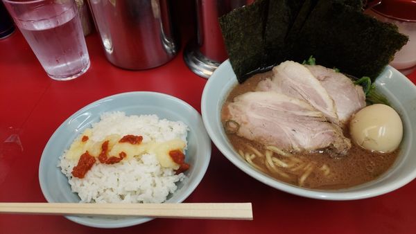 「特上ラーメン＋🍚ご飯(無料)」@横浜ラーメン 武蔵家 大宮店の写真