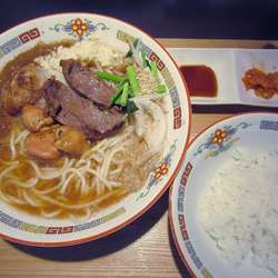 スタホル麺ライスセット（930円）