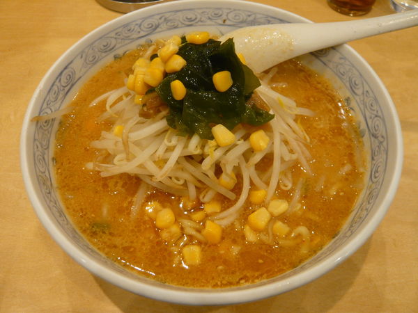 「辛ハイブレンド味噌ラーメン（麺少なめ）」@麺工房 男爵 市川本店の写真