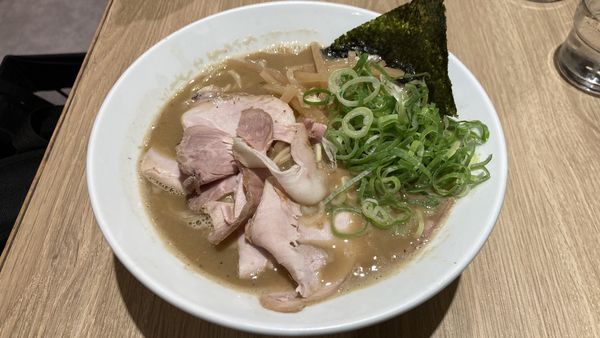 「やりすぎ煮干しラーメン」@とんこつらーめん俺式 純 東京ラーメンストリート店の写真
