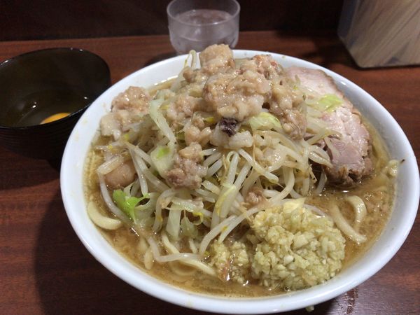 「ラーメン(ニンニク、アブラ)+生玉子 920円」@D麺の写真
