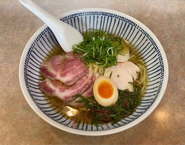 「塩菜らーめん（900円）朝ラー」@ラーメン虎一番の写真