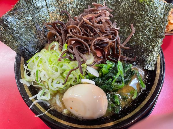 「ラーメン＋のり＋きくらげ＋薬味ねぎ＋半賄い飯」@家系ラーメン とらきち家の写真