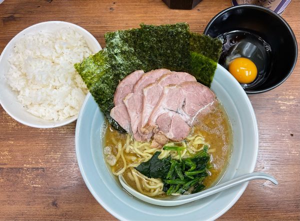 「チャーシューメン+生卵+サービスライス」@横浜ラーメン 武蔵家 国領店の写真