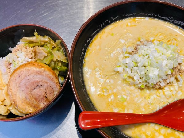 「担々麺大盛りとそぼろ丼（1210円）」@高崎はた山の写真
